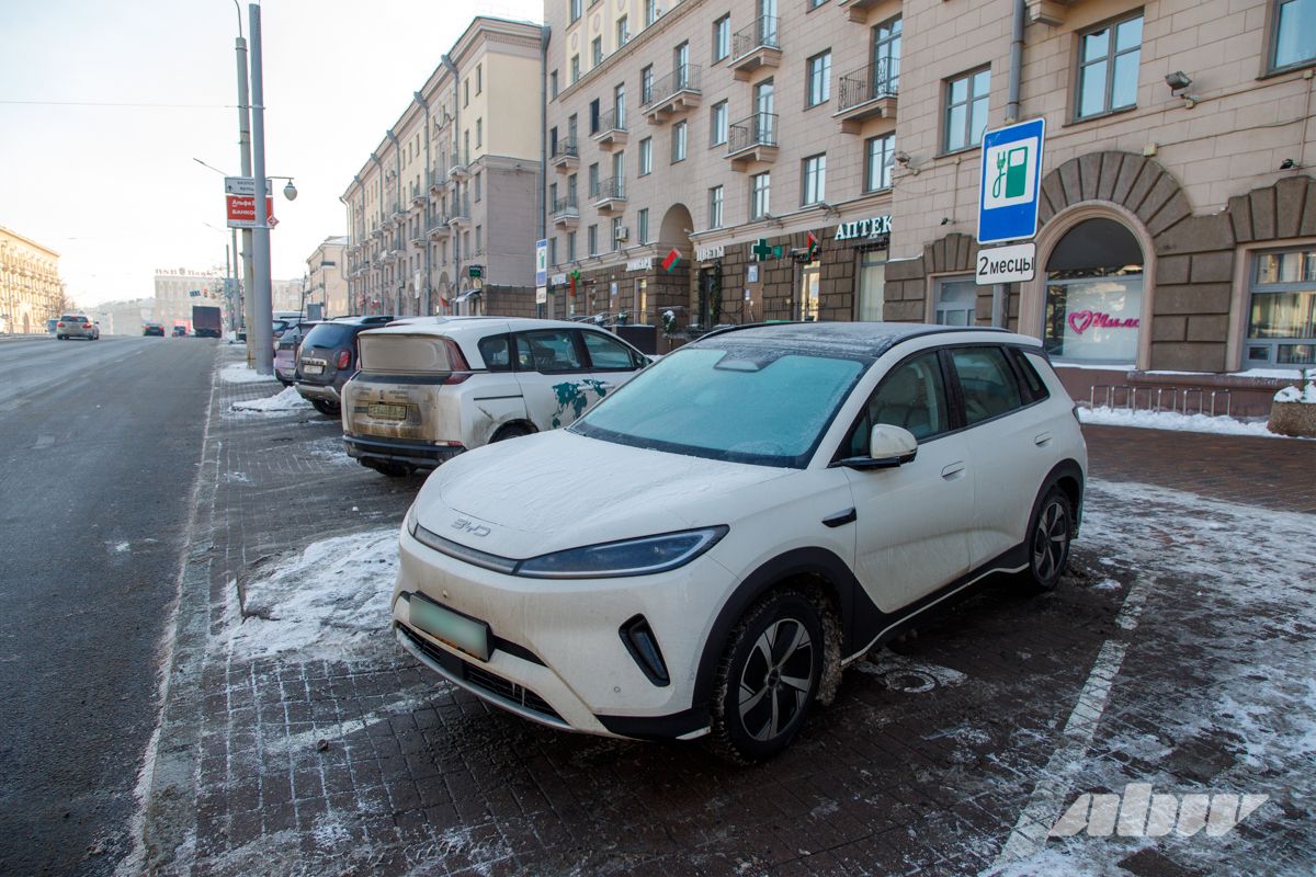 Таксисты занимают все зарядки? Что происходит на электрозаправках днем