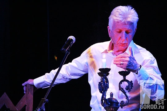 Владимир Коренной на юбилейном вечере читает Петрарку