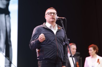 Алексей Текслер поздравил южноуральцев с юбилеем Великой Победы на праздничном концерте