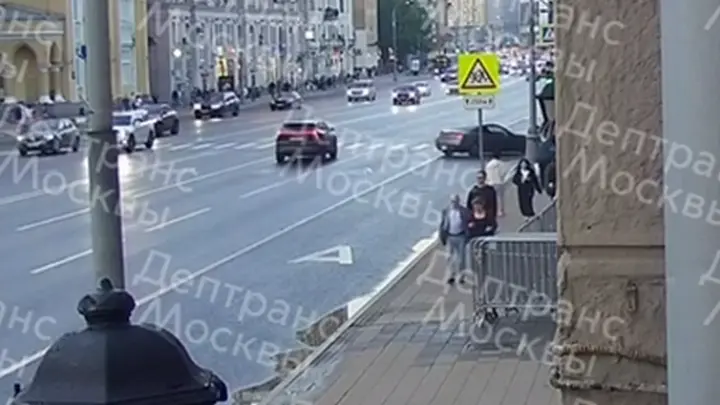 Видео: машина на полной скорости въехала в остановку с людьми в Москве