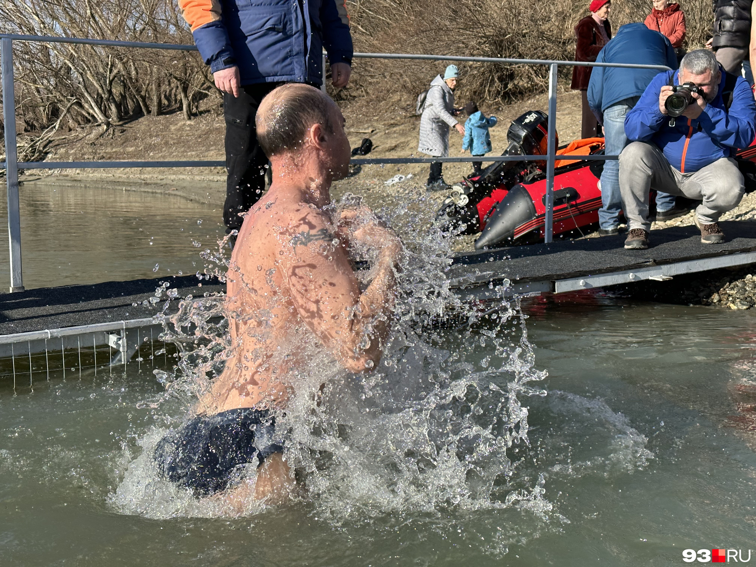 купель в елизаветинской. крещенские купания 2023. купель крещение краснодар. крещение в воде. крещение 2023 фото.