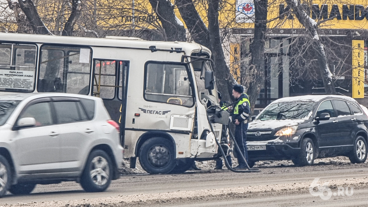 В центре Екатеринбурга разбился автобус с пассажирами. Видео