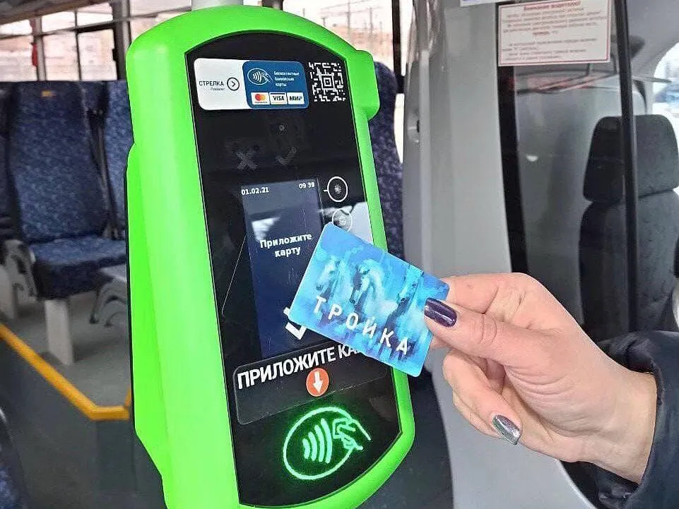 Пополнение карты тройка. Активация карты тройка в автобусе. Карта тройка автобус. Оплата картой тройка в автобусе. Оплата картой тройка в подмосковных маршрутках.
