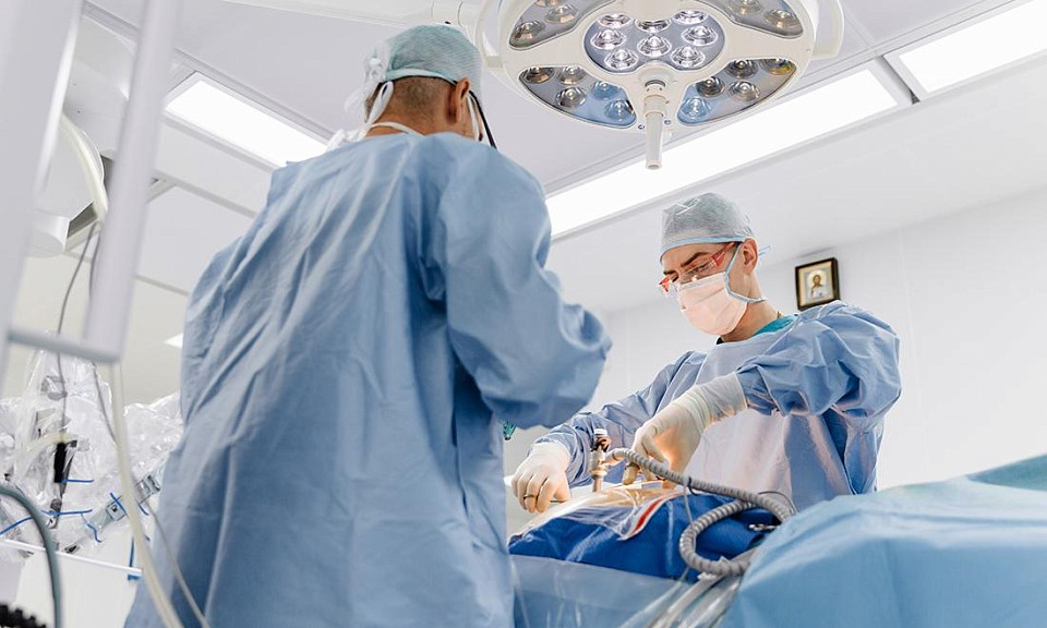 В Новосибирске хирурги спасли 74-летнего дедушку с 9-сантиметровой опухолью