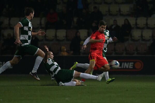 Первый мяч в матче был забит на 15-й минуте, отличился Наур Цвинария из "Нарта". - Sputnik Абхазия