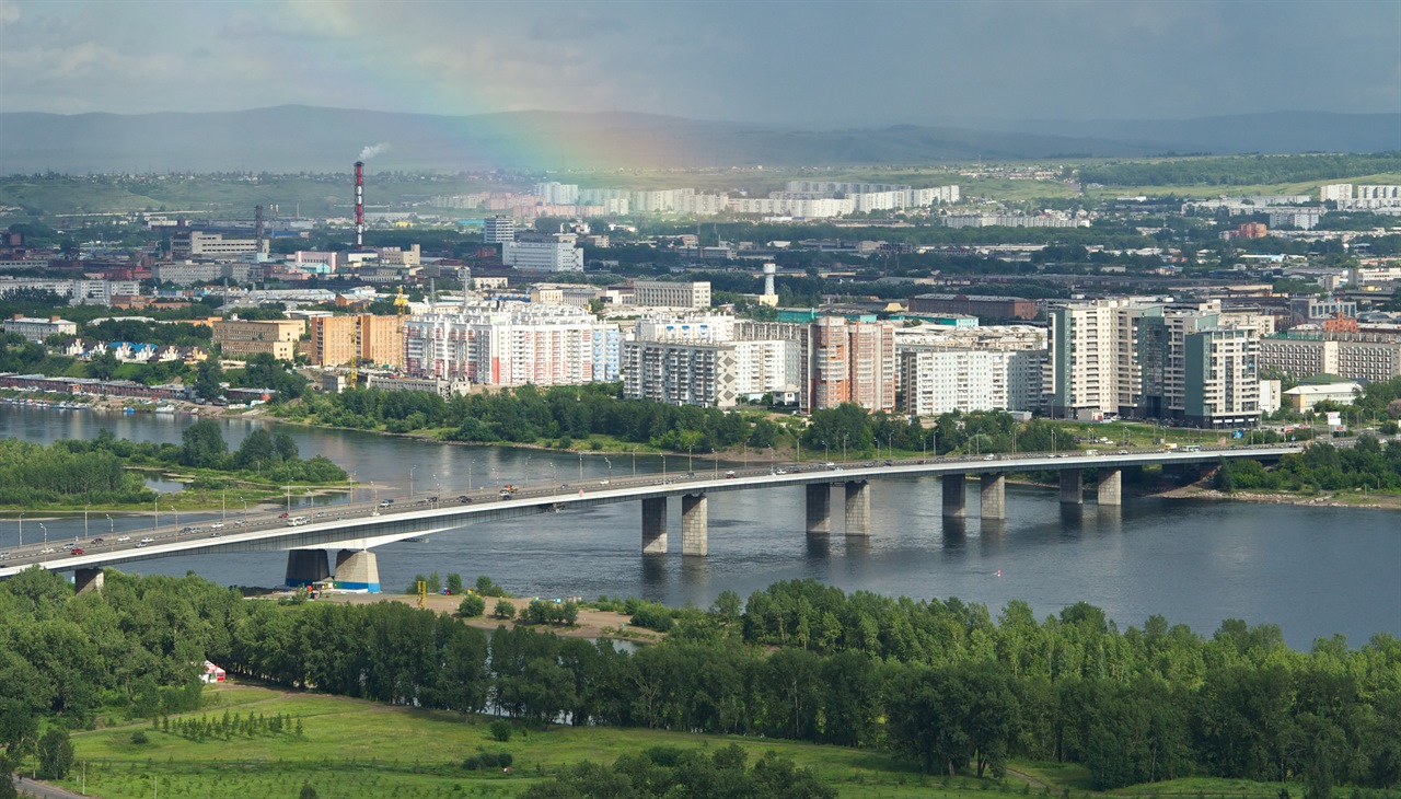 Октябрьском районе г красноярска. Октябрьский мост Красноярск. Октябрьский МСТ Красноярск. Октябрьский мост через Енисей. Октябрьский мост имени Павла Стефановича Федирко.