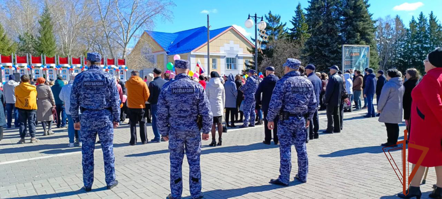 Сотрудники Росгвардии приняли участие в обеспечении общественного порядка во время массовый мероприятий в праздник весны и труда в Омске и области