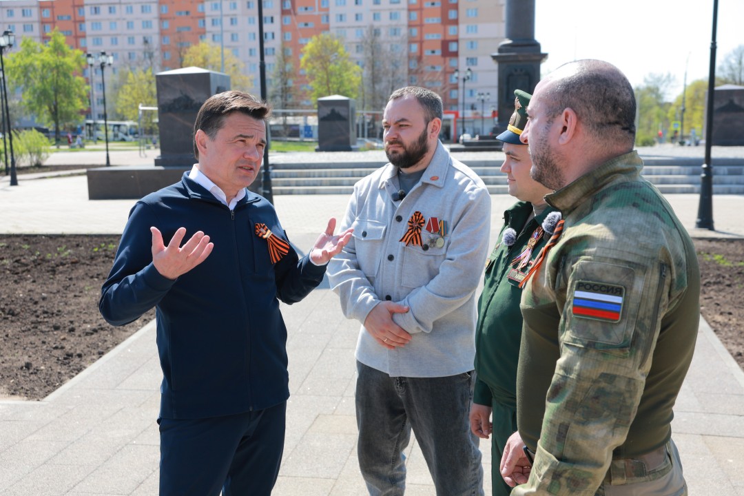 Андрей Воробьев возложил цветы к стеле «Город воинской славы» в Можайске