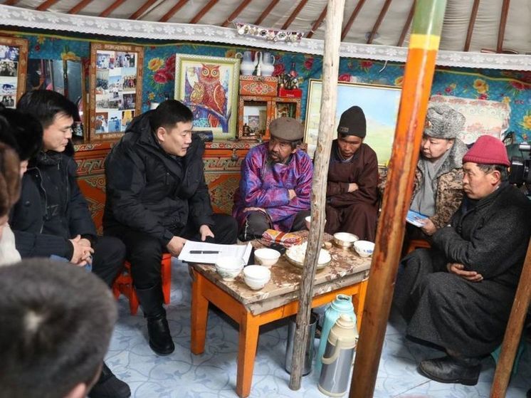 Премьер-министр Монголии беседует с пастухами о жизни после дзуда