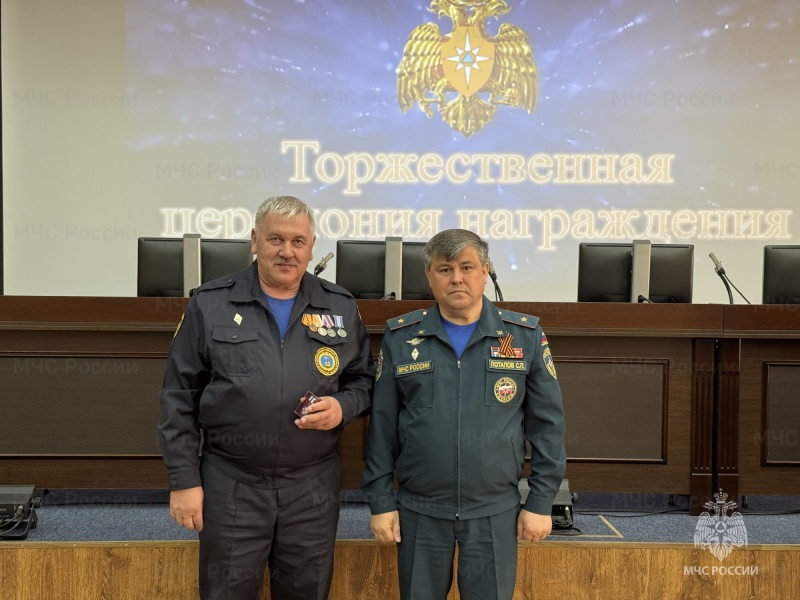 В преддверии Дня пожарной охраны в Главном управлении вручили ведомственные награды