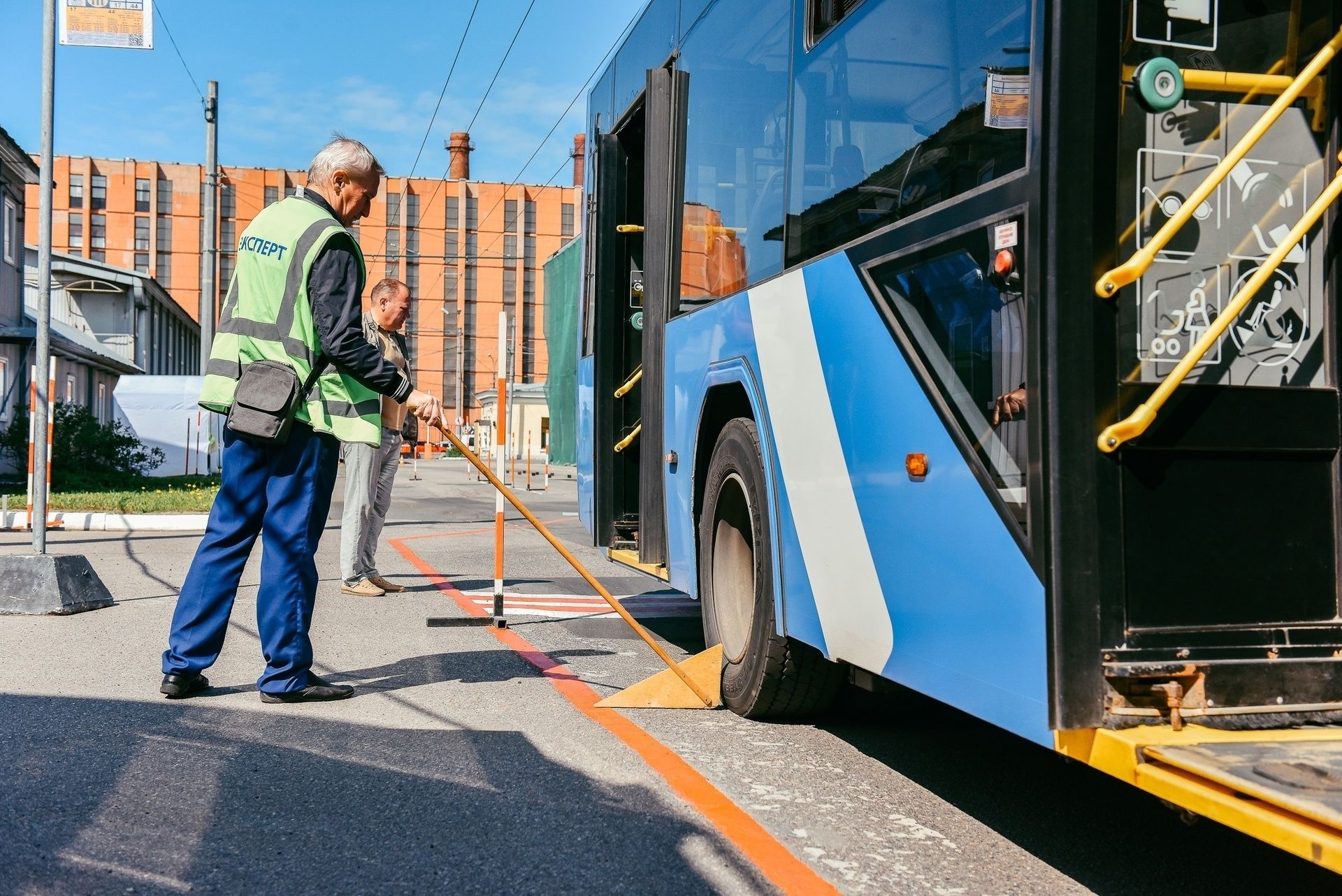 Трамвайный парк горэлектротранс. Водитель троллейбуса петербург. Водитель троллейбуса спб 1 парк. Водитель троллейбуса. Водитель троллейбуса.