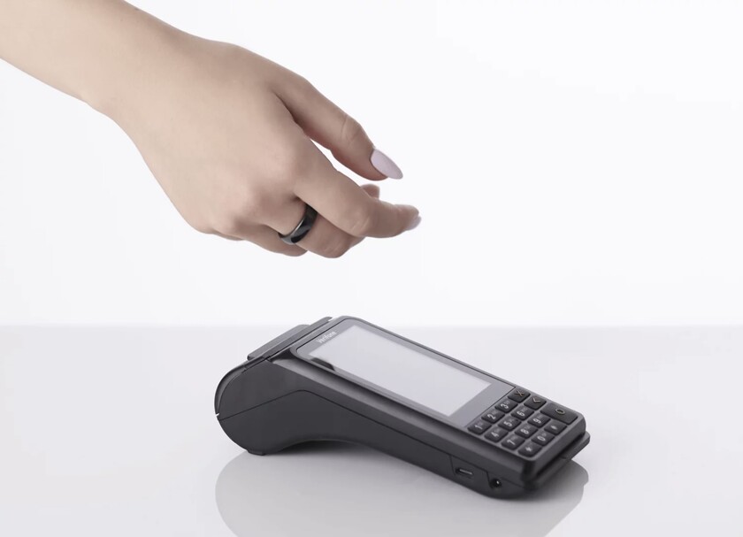 Российский банк представил NFC-кольцо для оплаты покупок на кассе