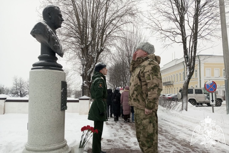 Росгвардейцы почтили память Героев Отечества в Костроме