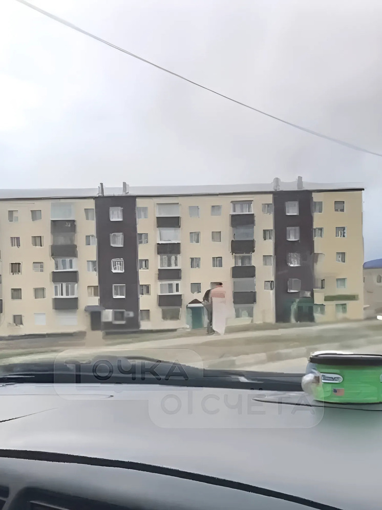 В Томари сняли на видео полуголого «раненого апполона»