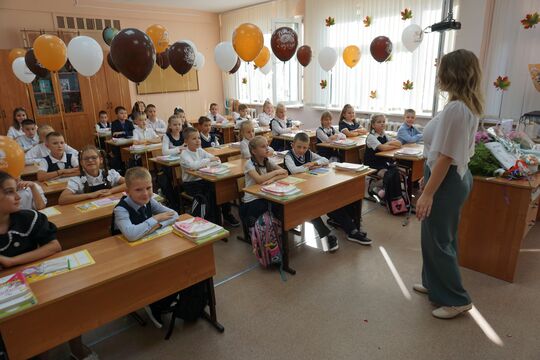 Учителя массово увольняются и не только: учебный год в Петербурге начался со скандалов