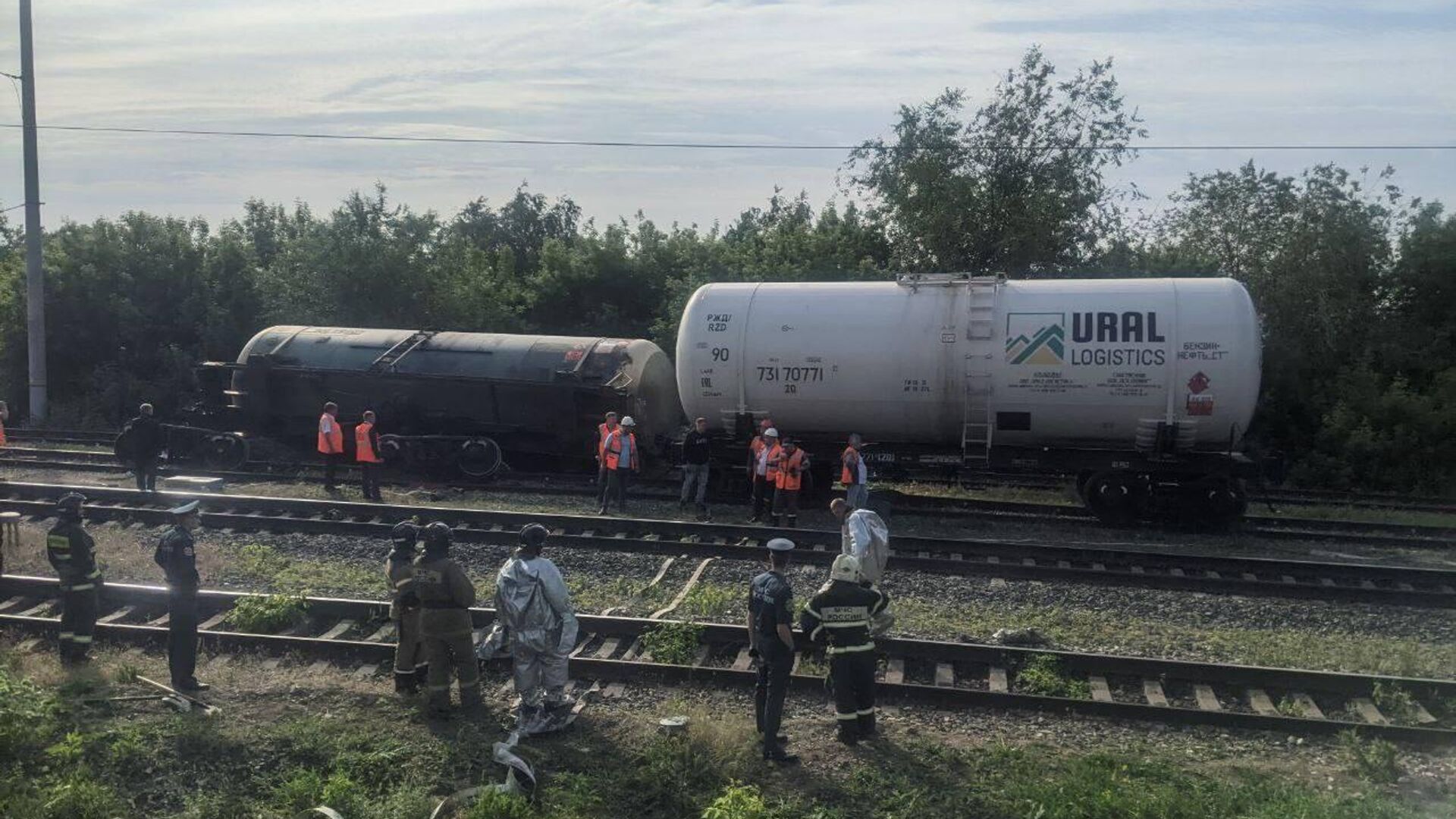 Грузовой поезд. 2 поезда сошли с рельсов. 2 поезда сошли с рельсов. Сход вагонов в барабинске 6 августа. 2 поезда сошли с рельсов.