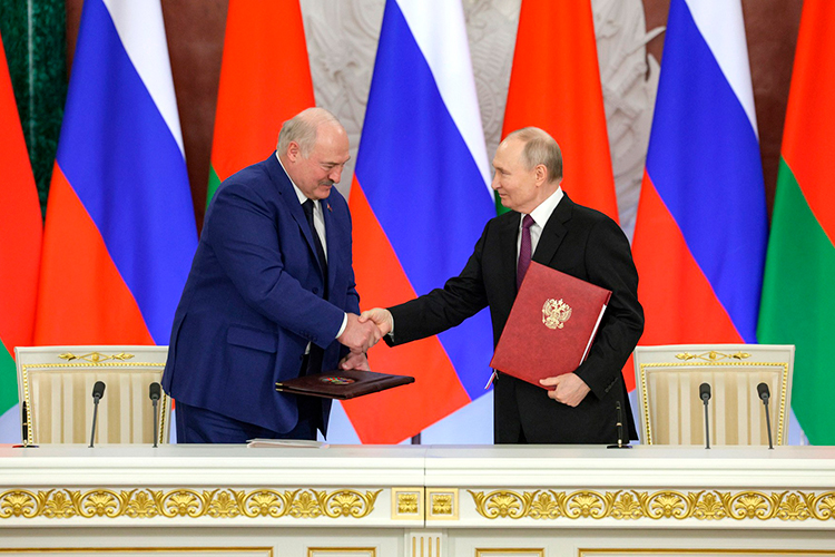 «Известно, что в январе этого года Батька в 7-й раз одержал победу на президентских выборах в Беларуси, так что его визит в Москву был первым после обновления президентских полномочий»