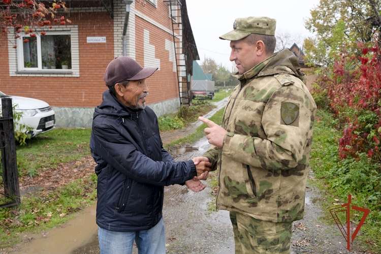 В Республике Алтай Росгвардия поздравила с 75-летием ветерана правоохранительных органов