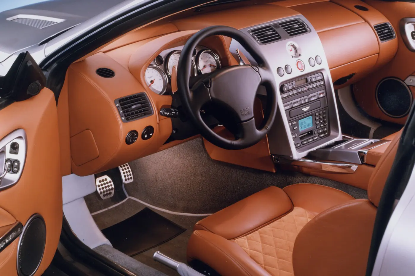 Три поколения победителей: четвертьвековой юбилей Aston Martin Vanquish