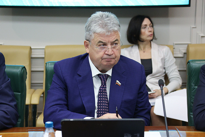 сенатор геннадий емельянов