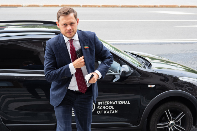 Нияз Гафиятуллин: «Что для нас означает это решение? Остановлена ли деятельность школы? Нет. Есть ли какие-то ограничения на работу? Нет. Единственное, что для нас принципиально меняется, — это выпускной экзамен»