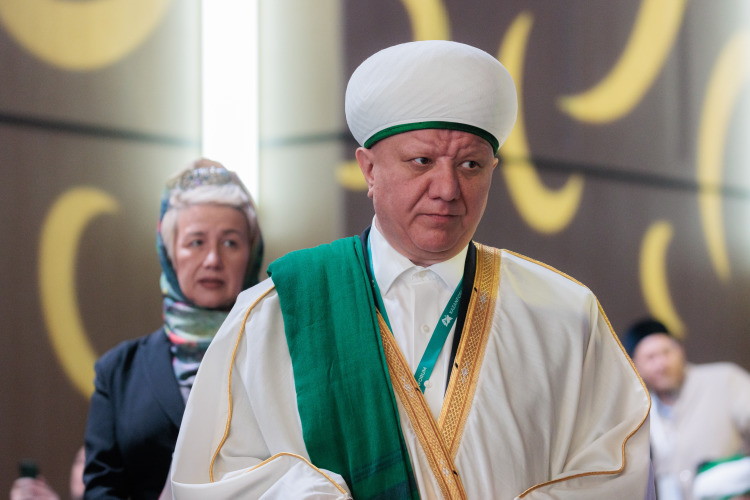 «Как говорил Антуан де Сент-Экзюпери, самая большая роскошь — это роскошь человеческого общения. Мне нравится общаться с людьми, быть полезным и созидать»