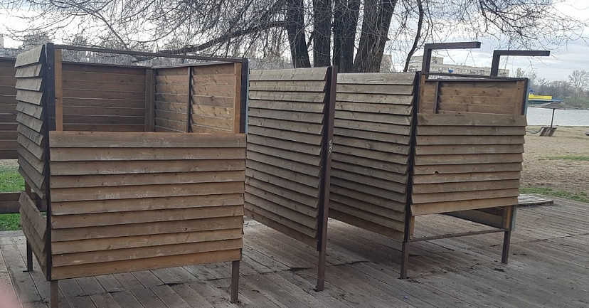 Вандалы разрушили пляжные раздевалки