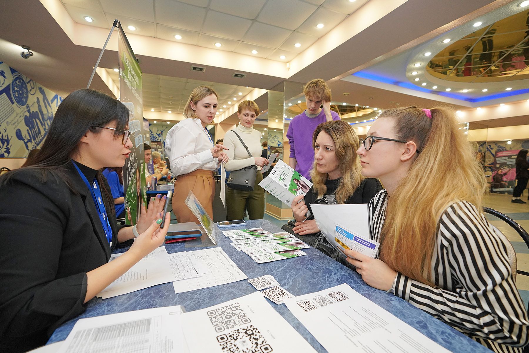 Книгу просто почитать. 5 курсов с дизайнами. Педагогические технологии знаково-контекстного обучения. Нгу студенты. Аудитория людей.