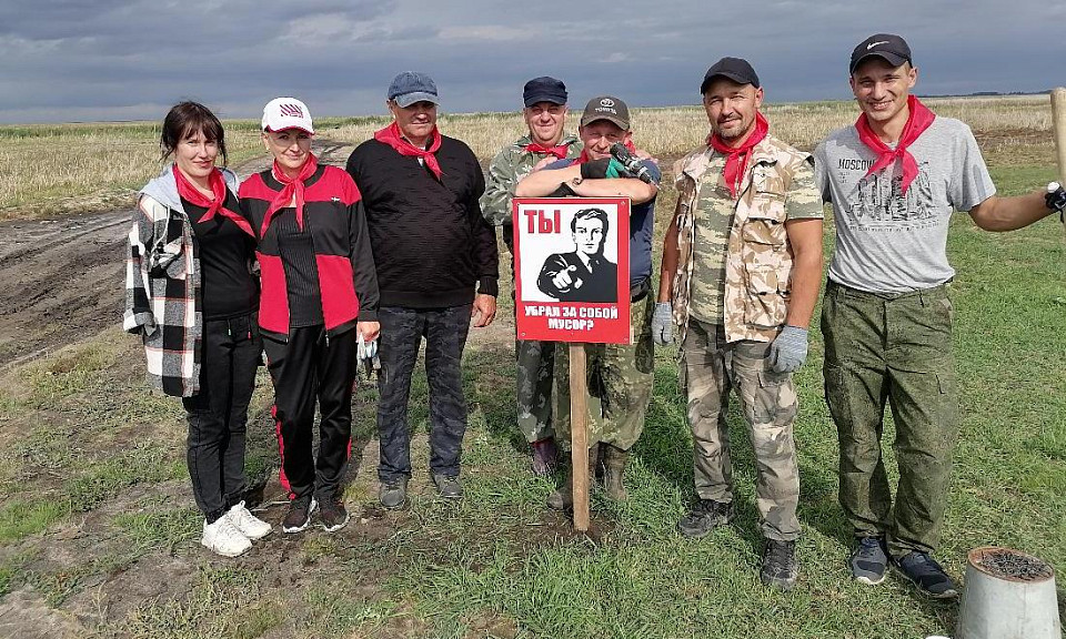 Живут всего 2 человека: возле полузаброшенной деревни вывезли мусор