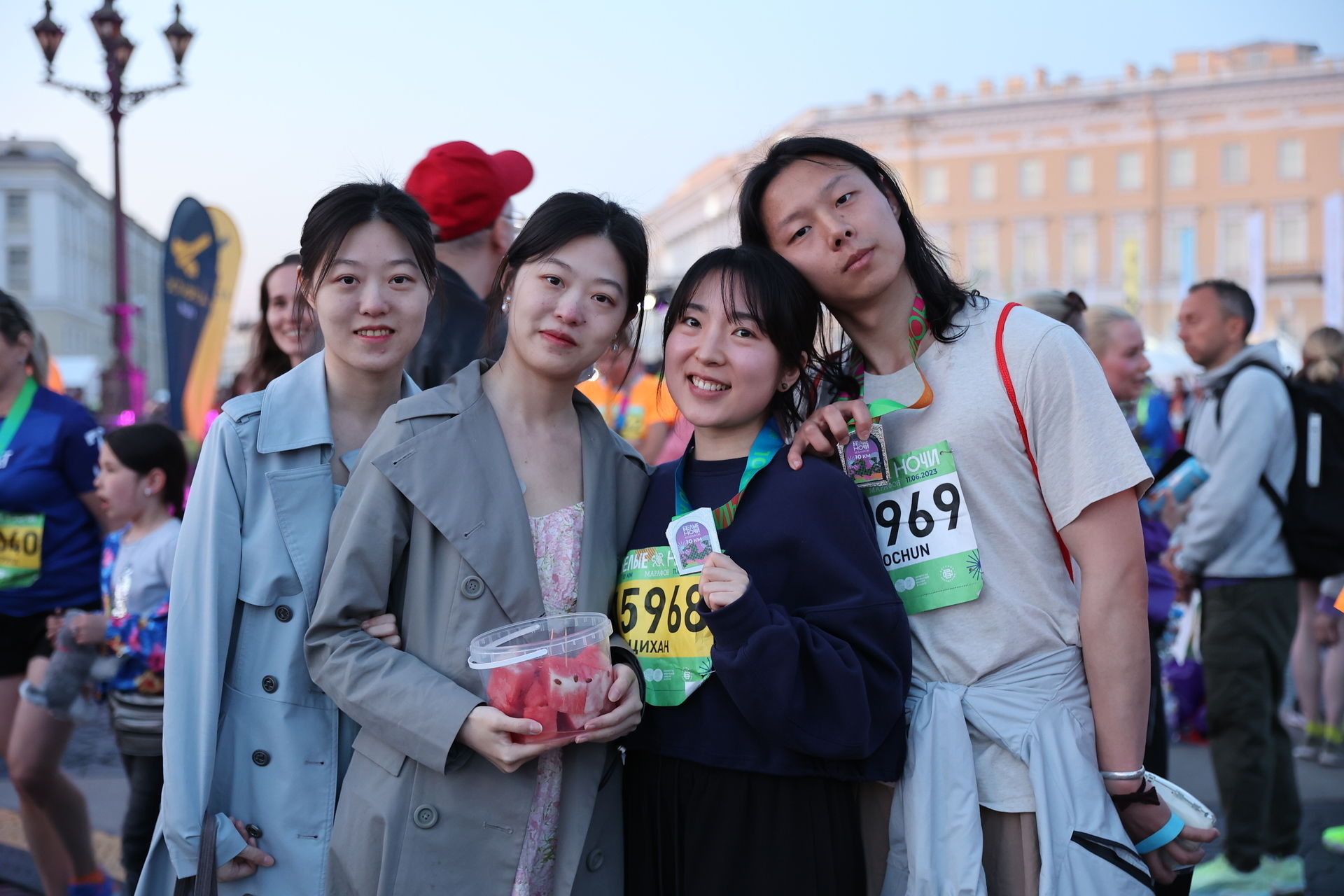 Сколько людей в спб 2024. Забег белые ночи. Марафон СПБ. Белые ночи марафон фото. Забег белые ночи 2024.