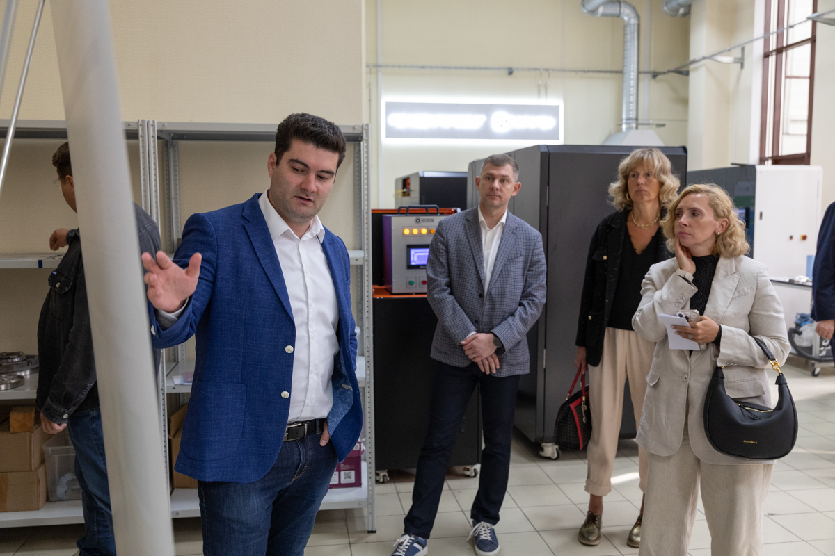 Директор Научно-образовательного центра «Машиностроительные технологии и материалы» Павел Новиков провёл презентацию основных направлений научно-исследовательской деятельности в области аддитивных и лазерных технологий 