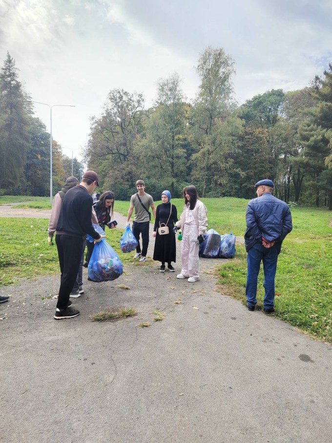 На минувшей неделе сотрудники двух префектур и сознательные жители провели субботники. 