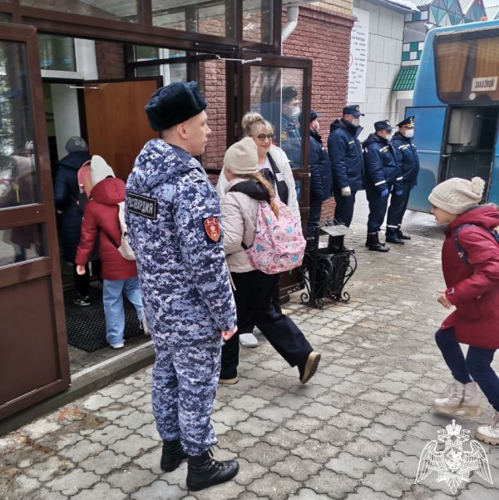 Детей из Белгорода встретили росгвардейцы в Нижегородской области