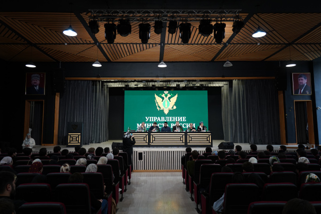 Сотрудники Управление Минюста России по Чеченской Республике провели встречу со студентами Чеченского государственного университета им. А.А. Кадырова.