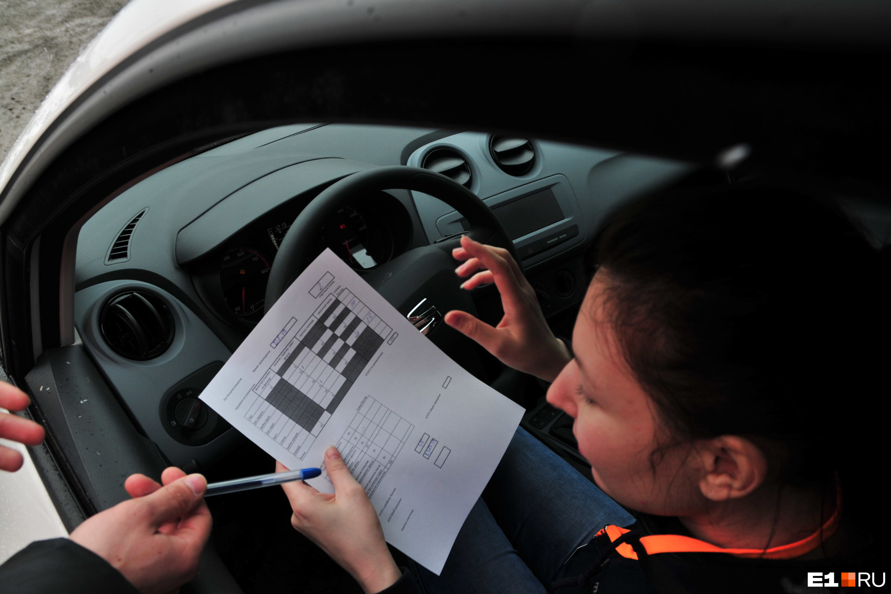 в каких автошколах можно сдавать экзамен. в каких автошколах можно сдавать экзамен. экзамен по вождению в гибдд. инспектор гибдд на экзамене. занятия в автошколе.