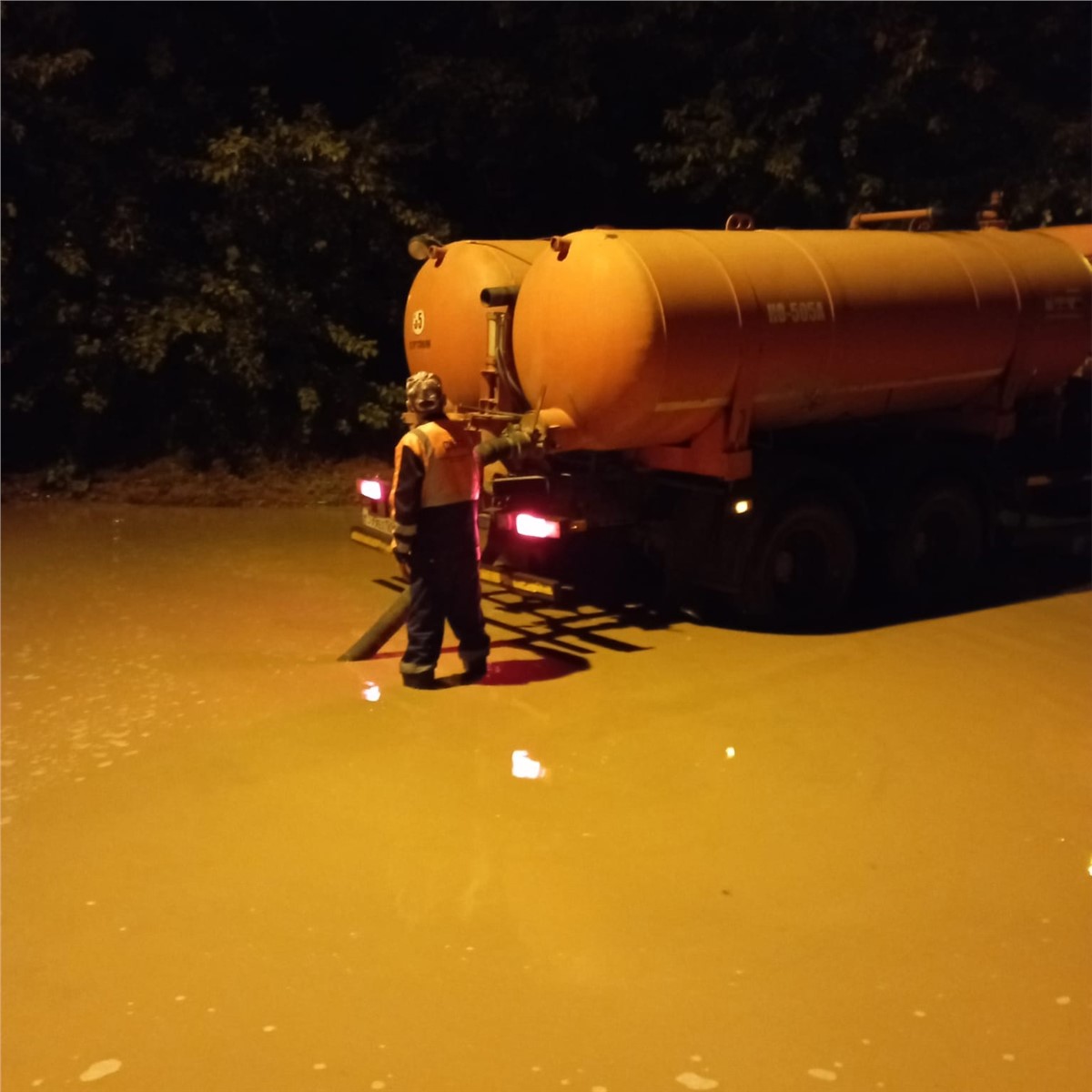 В р. Резервуар для хранения воды. Машина которая откачивает воду. Резервуар усреднитель 600 м3. Кармикс бетоносмеситель 2,5.