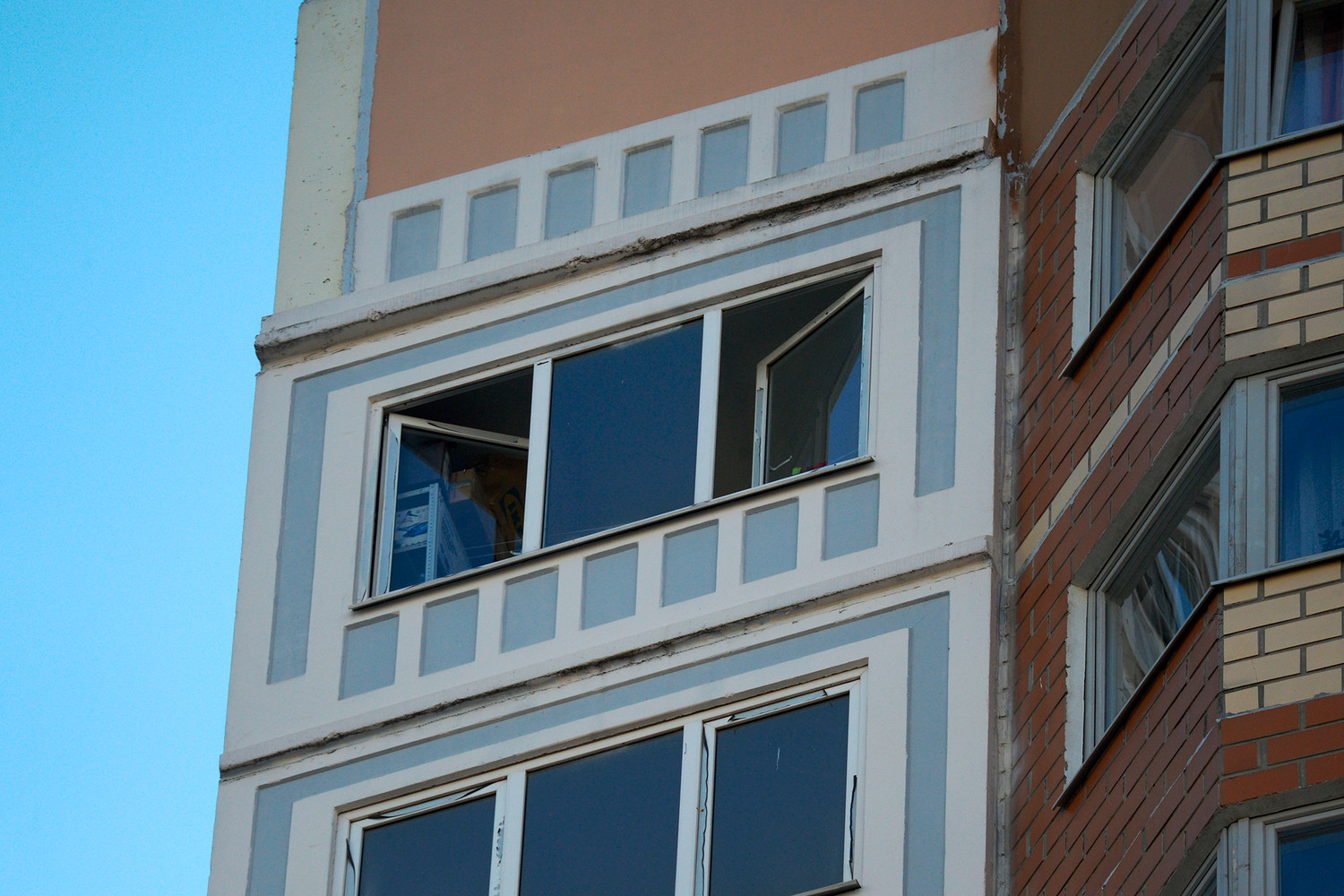 Грозит ему в окно. Балконы. Многоэтажный дом окна. Дом окон. У окна.