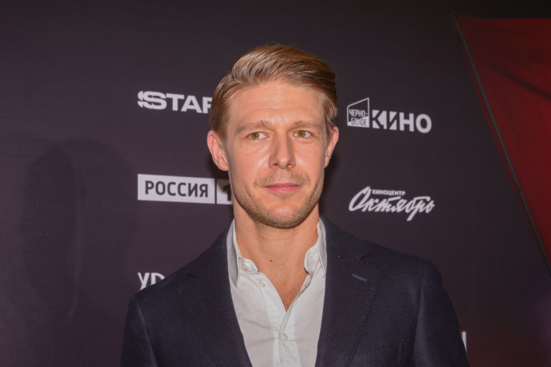 Появилось видео с сыном Ефремова и 64-летней Розановой на «горячем» отдыхе