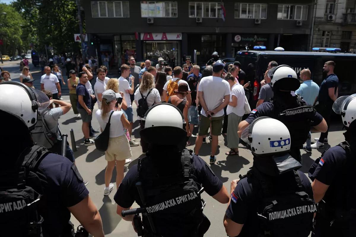 Десятки человек пострадали и 47 задержаны в ходе ночных беспорядков в Сербии