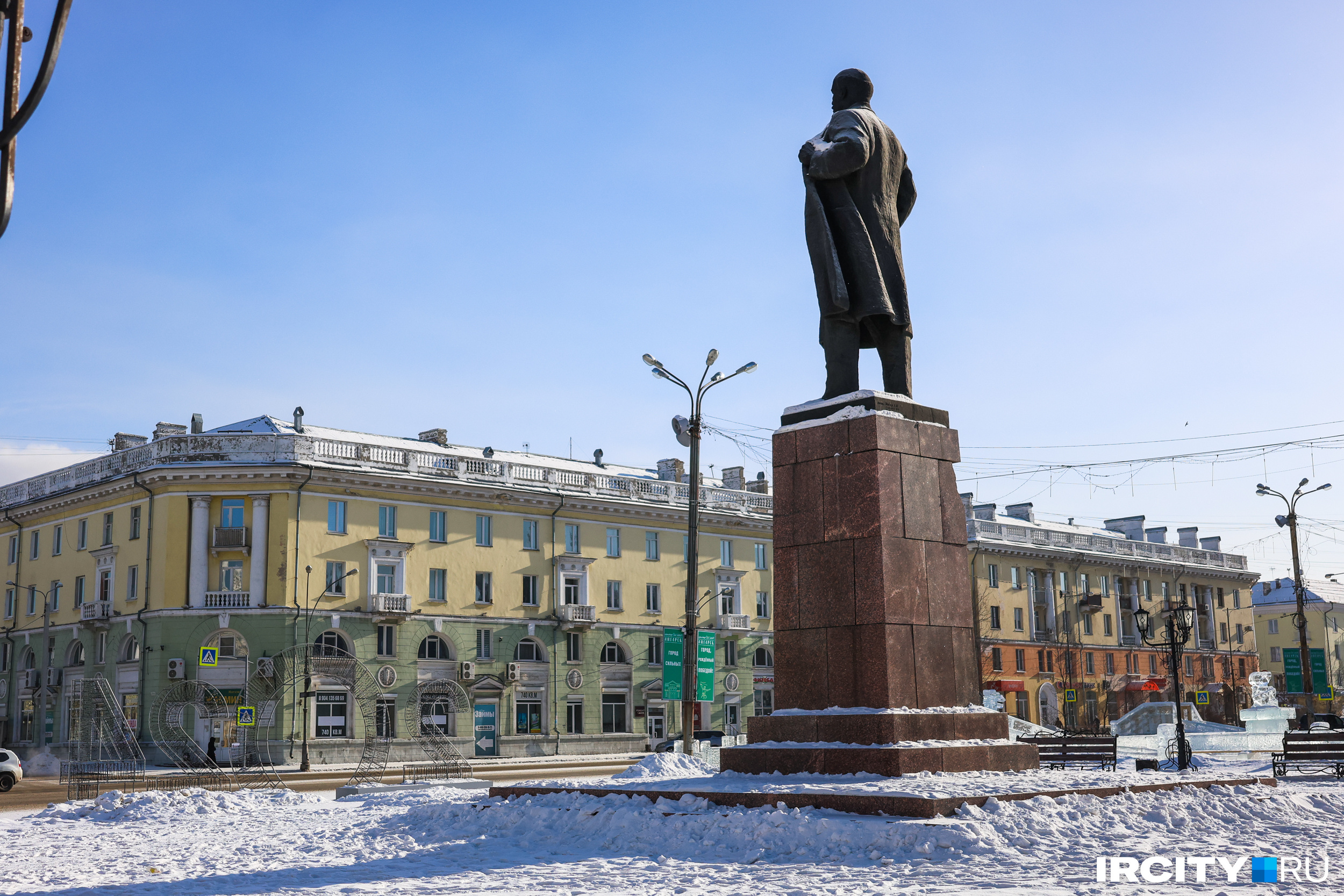 В центре главной площади стоит памятник вождю пролетариата