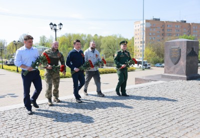 Андрей Воробьев возложил цветы к стеле «Город воинской славы» в Можайске