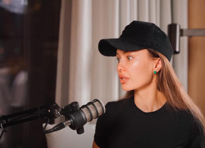 Виктория Боня с нарощенными волосами напомнила поклонникам Анджелину Джоли
