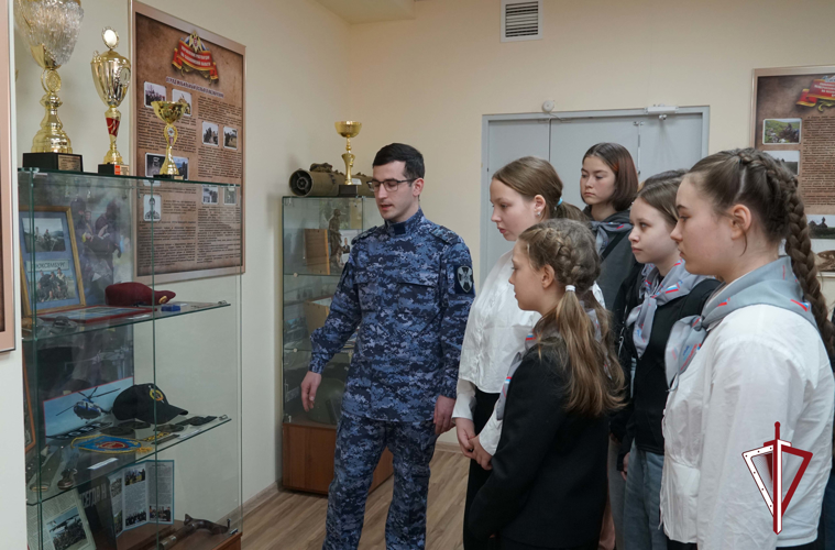 Юные журналисты в гостях у росгвардейцев