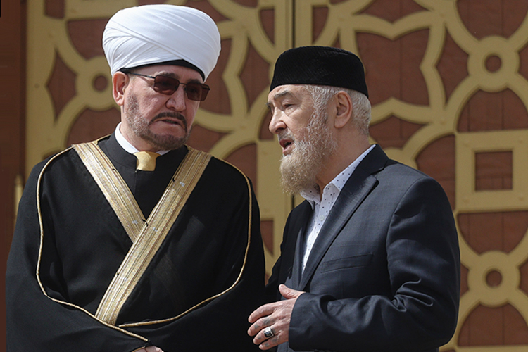 Выходом из скандала вокруг историко-мемориального комплекса сибирских татар «Искер» в Тюменской области могла бы стать передача мечети под юрисдикцию ДУМ Азиатской части России во главе с муфтием Нафигуллой Ашировым (справа)