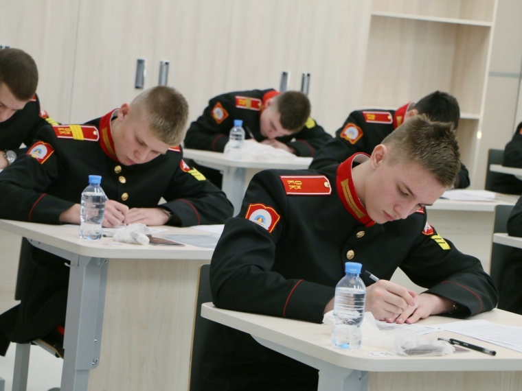 В Омске выпускники пишут итоговое сочинение