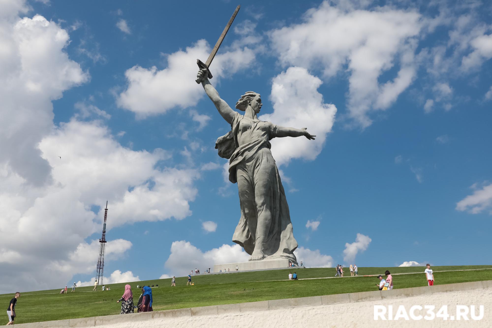 Рядом с мамаевым курганом. Сталинградская битва (музей-заповедник). Мамаев Курган 9 мая. Волгоград в дождь Мамаев Курган. Спорт в Сталинграде.