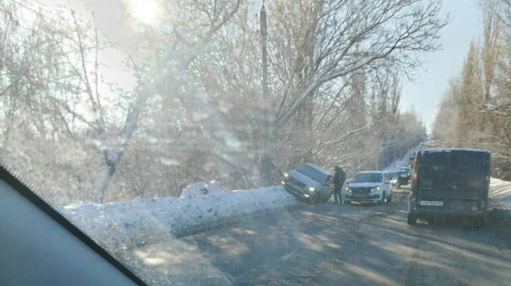 В Брянске на улице Урицкого легковушка оседлала снежный бордюр на обочине