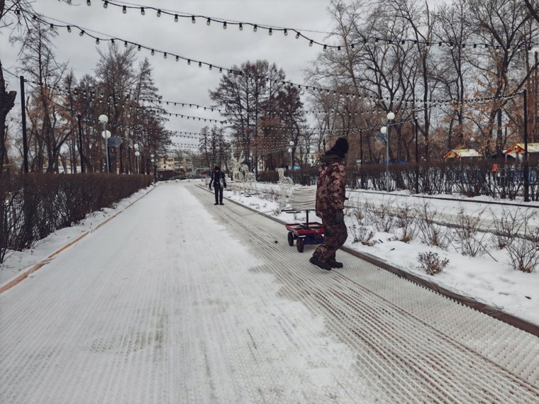 Рабочие начали монтаж открытого катка в парке имени Терешковой 