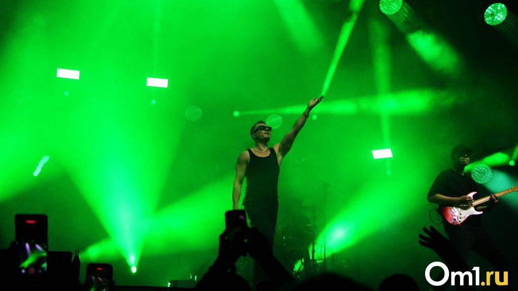 Гендер-пати и песня про Омск: как «NЮ» зажёг на сцене «Зелёного острова»