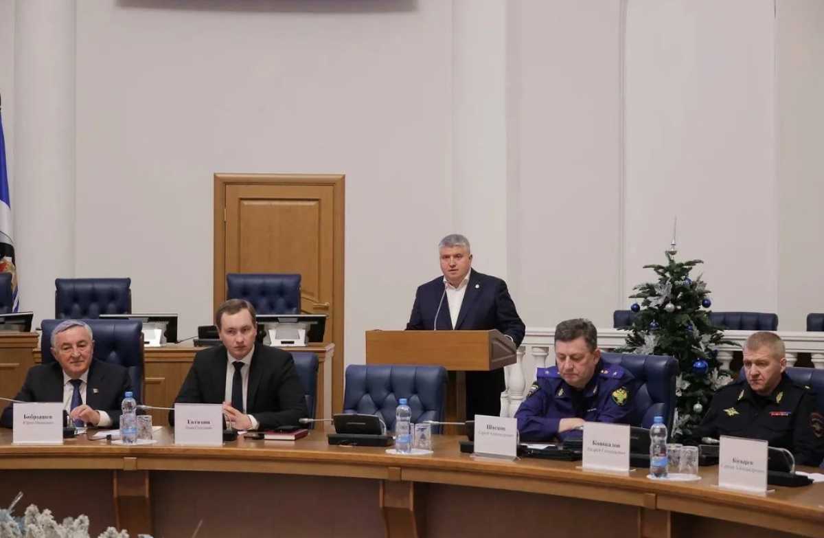 Губернатор Александр Дронов поздравил участников встречи с Днём спасателя, который отмечается 27 декабря.